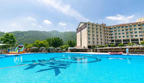 Special Offer - Deluxe Room 25PY with 2 Zoo Ticket ( 1 Adult, 1 Child) 