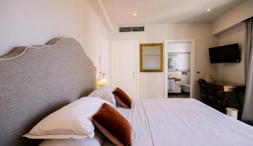 Classic Double or Twin Room with Garden View and Balcony