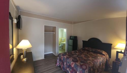 1 Queen Bed & 2 Full Bed Smoking