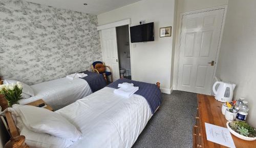 Twin Room with Private Bathroom
