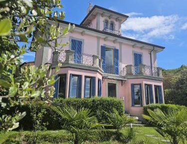 One-Bedroom Loft Apartment with Balcony