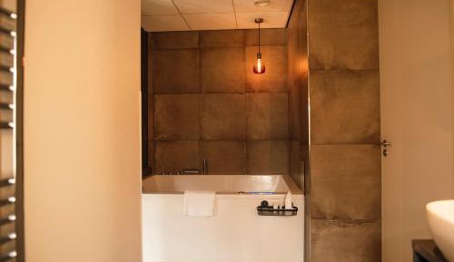 Deluxe Suite with Spa Bath