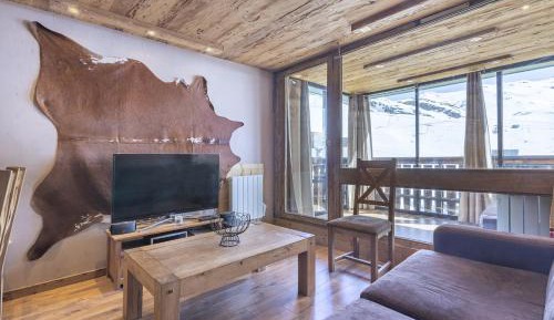 Apartment with Mountain View