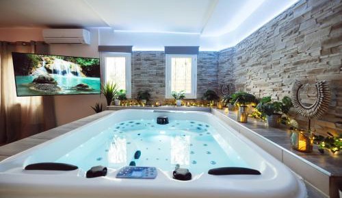 Suite with Hot Tub