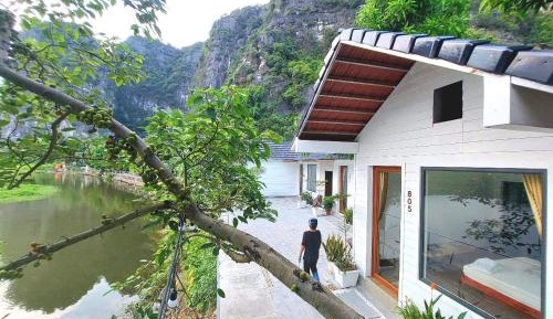 One-Bedroom Apartment with Lake View