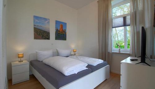 Two-Bedroom Apartment with Shower 