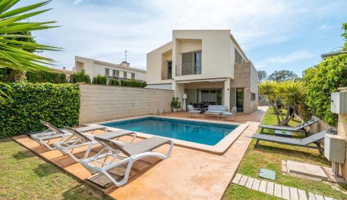 Villa with Garden View