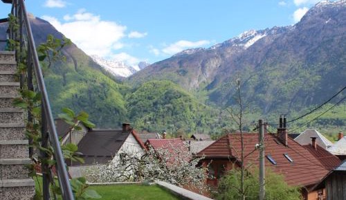 Apartment with Mountain View