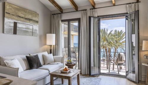 Deluxe One-Bedroom Apartment with Ocean View