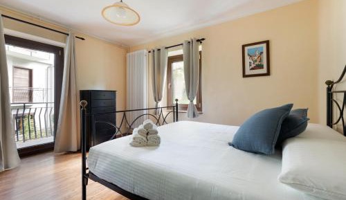 Deluxe One-Bedroom Apartment with Garden View