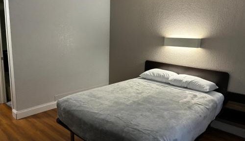 Queen Room - Non-Smoking