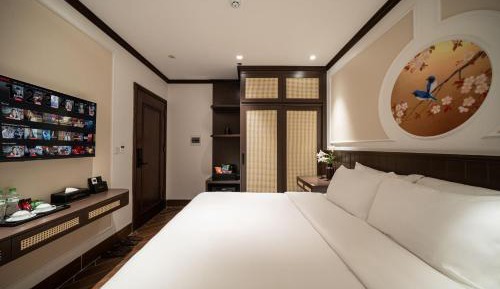 Deluxe Room (2 Adults + 1 Child)