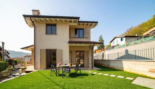 Villa with Garden View