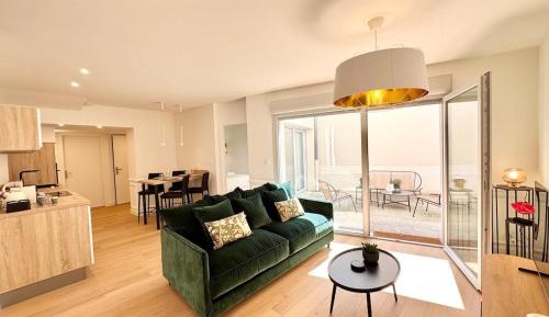 Deluxe One-Bedroom Apartment
