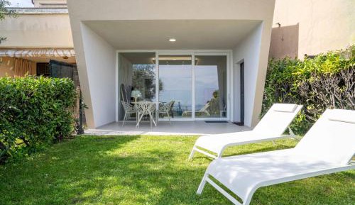 One-Bedroom Apartment with Lake View