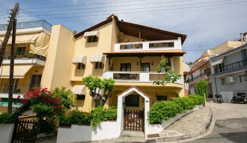 Four-Bedroom Apartment with Balcony 