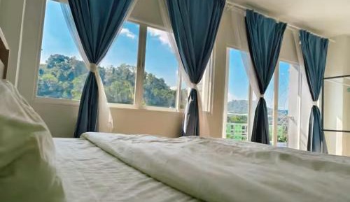 Apartment with Mountain View