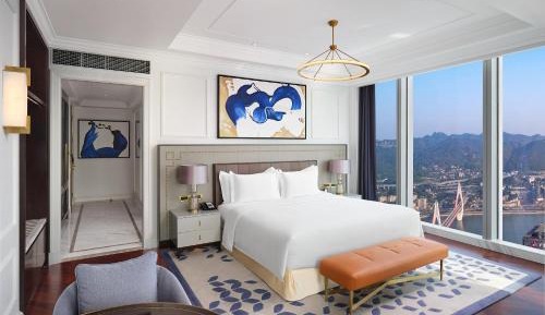 Corner King Room with River View - Club Access