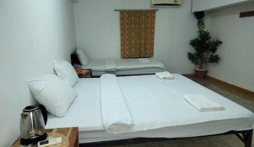 Basic Triple Room with Shared Bathroom
