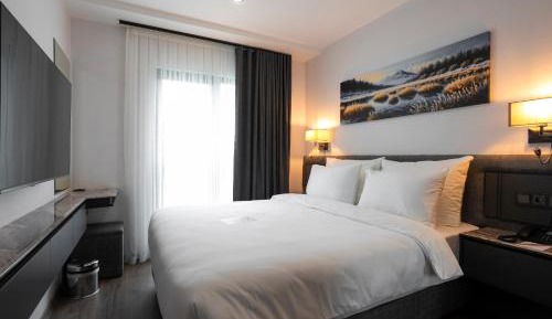 One-Bedroom King Suite with Kitchen and Valley View - Non-Smoking