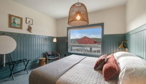 Standard Queen Room (Shared Bathroom)