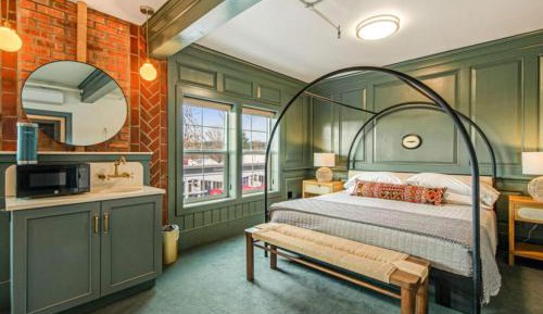 King Suite (Shared Bathroom)