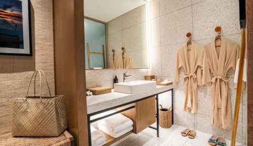 Deluxe King Room with Nature View and Pool Access