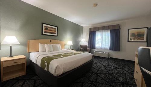 King Suite with Hot Tub - Non-Smoking