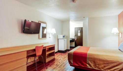Deluxe Queen Room - Non-Smoking