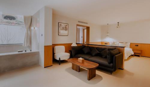 Deluxe Queen Room