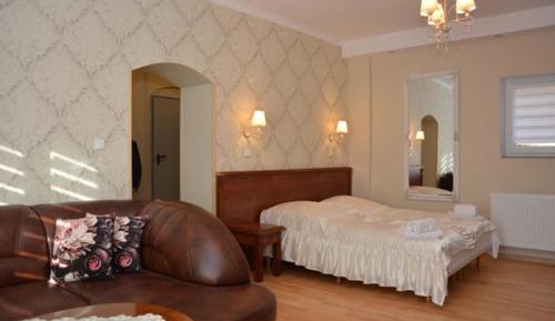 One-Bedroom Apartment with Lake View