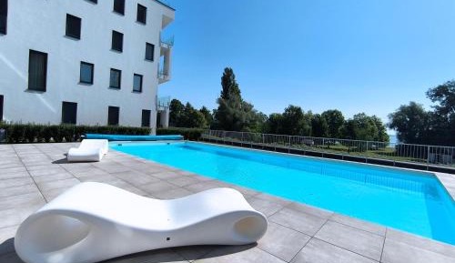 Deluxe One-Bedroom Apartment