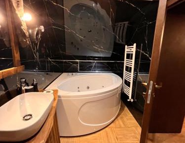 Deluxe Double Room (2 Adults + 1 Child)