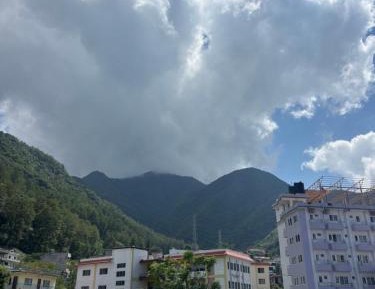 Standard Twin Room with Mountain View