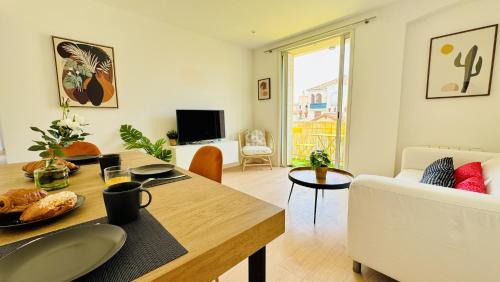 Four-Bedroom Apartment with Balcony 