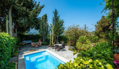 Villa with Garden View