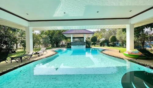 Villa with Garden View