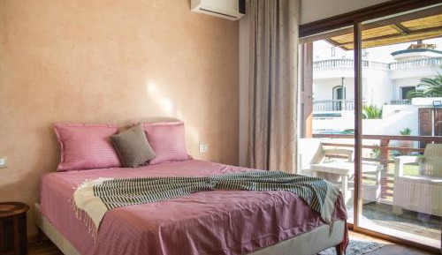 Deluxe Room (2 Adults + 1 Child)