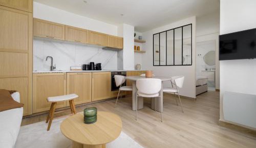 Deluxe One-Bedroom Apartment