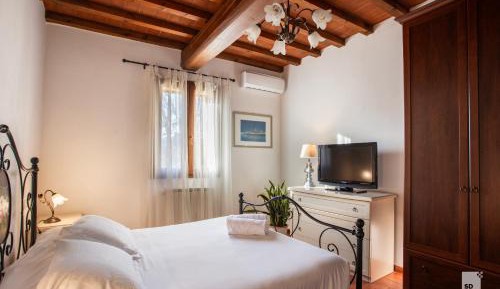 Classic One-Bedroom Apartment with King Bed