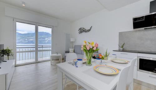 Apartment with Lake View