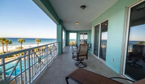 Four-Bedroom Apartment with Balcony 