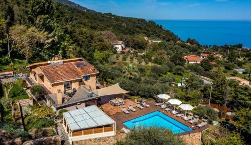 Six-Bedroom Villa 