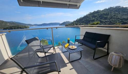 Deluxe One-Bedroom Apartment with Ocean View