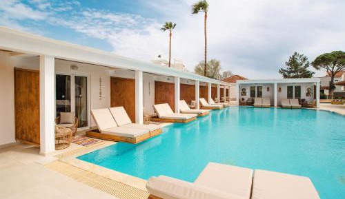 Annex Standard Swim Up Room