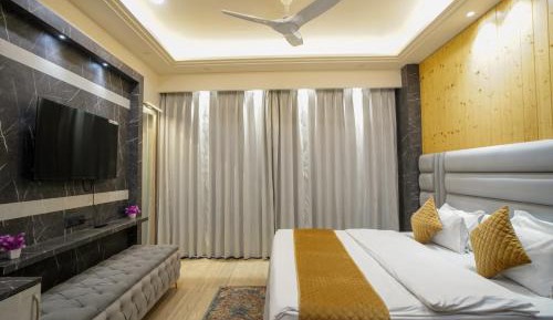 Suite with Mountain View