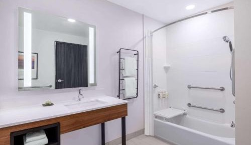 King Room with Bath Tub - Mobility/Hearing Accessible - Non-Smoking