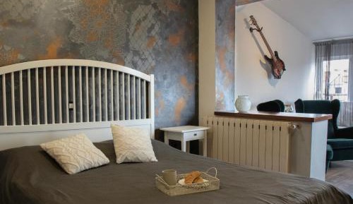 Deluxe Two-Bedroom Apartment with Garden View