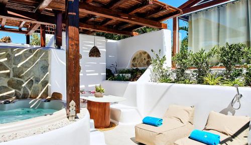 Deluxe family room with jacuzzi and spacious balcony 