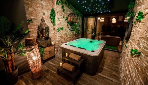 Suite with Hot Tub